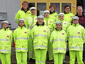 Der stellvertretende Vorsitzende der Kreisverkehrswacht und Jugendleiter, Kevin Tischer (hinten re.), und die Kursleiterin, Obergruppenleiterin Anna Wunderlich (hinten 3. v. re.), begrüßen die neuen Verkehrskadetten.
