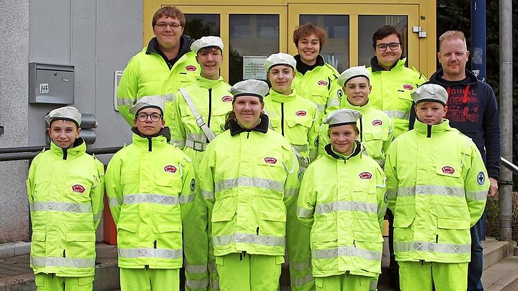 Der stellvertretende Vorsitzende der Kreisverkehrswacht und Jugendleiter, Kevin Tischer (hinten re.), und die Kursleiterin, Obergruppenleiterin Anna Wunderlich (hinten 3. v. re.), begrüßen die neuen Verkehrskadetten.