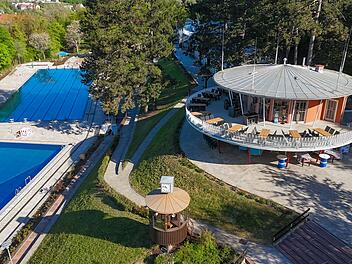 Freibadsaison in Bad Kissingen verl&auml;ngert - Hunde-Badetag folgt