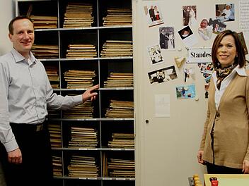 Die Personenstandsakten von Oberaurach und Rauhenebrach sind bereits übersichtlich im Standesamt Eltmann einsortiert. Standesamtsleiterin Simone Schöpplein (rechts) und Bürgermeister Michael Ziegler sind mit dem Zusammenschluss zufrieden. Foto: Günther Geiling