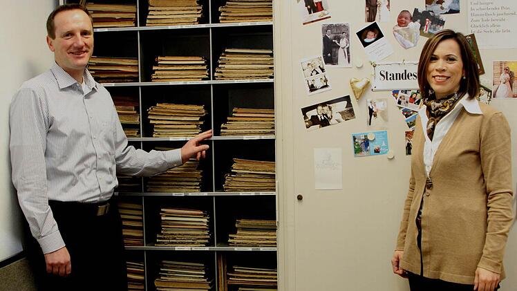 Die Personenstandsakten von Oberaurach und Rauhenebrach sind bereits übersichtlich im Standesamt Eltmann einsortiert. Standesamtsleiterin Simone Schöpplein (rechts) und Bürgermeister Michael Ziegler sind mit dem Zusammenschluss zufrieden. Foto: Günther Geiling