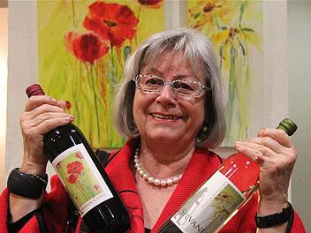 Kunst auf Weinflaschen: Zwei Bilder von Mona Thiel, im Hintergrund zu sehen, landeten auf Schäfers Weinetiketten. Foto: Gerd Schaar