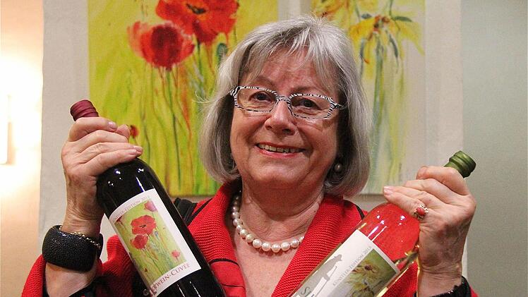 Kunst auf Weinflaschen: Zwei Bilder von Mona Thiel, im Hintergrund zu sehen, landeten auf Schäfers Weinetiketten. Foto: Gerd Schaar