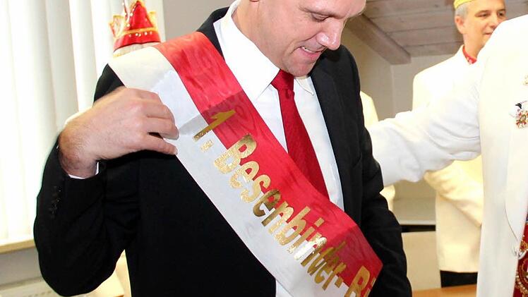Hoch dekoriert mit Krone und Schärpe