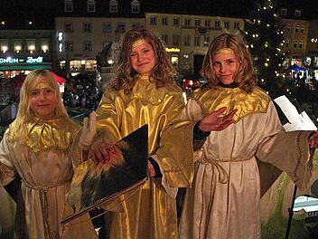 Wurden auf dem Balkon des Hammelburger Rathauses umjubelt: Das Christkind Christina Densch und seine Engel Jennifer Liebling und Hannah Lamprecht (von links) bei der Eröffnung des Altstadt-Advents. Foto: Gerd Schaar