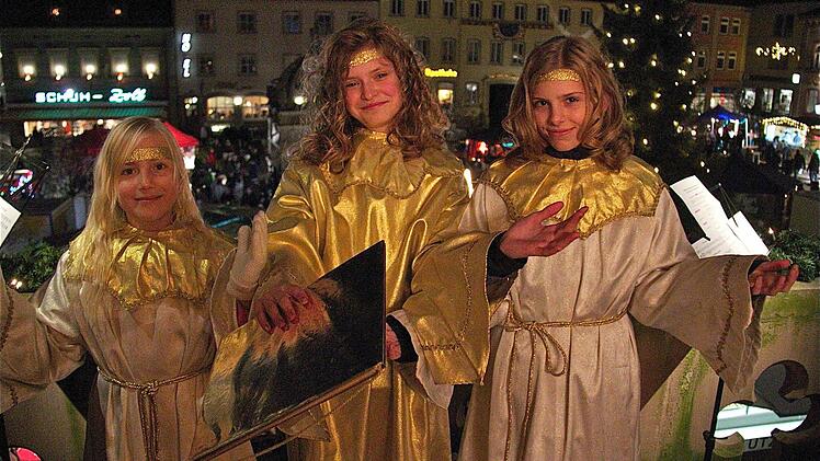 Wurden auf dem Balkon des Hammelburger Rathauses umjubelt: Das Christkind Christina Densch und seine Engel Jennifer Liebling und Hannah Lamprecht (von links) bei der Eröffnung des Altstadt-Advents. Foto: Gerd Schaar