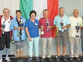 Nach der Pokalübergabe (von links): Vorsitzender Uwe Ossmann, die Vertreter von TSV Weißenbrunn, Wanderfreunden Feldbuch, Schriftführern Christiane Herbach, der Wanderfreunde Schwarzenbach/Saale, der Wanderfreunde Heubsch, des TSV Küps und Bürgermeister Egon Herrmann  Foto: Günter Herbach