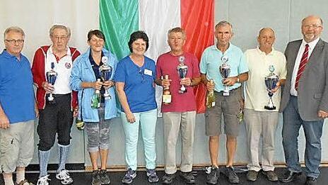 Nach der Pokalübergabe (von links): Vorsitzender Uwe Ossmann, die Vertreter von TSV Weißenbrunn, Wanderfreunden Feldbuch, Schriftführern Christiane Herbach, der Wanderfreunde Schwarzenbach/Saale, der Wanderfreunde Heubsch, des TSV Küps und Bürgermeister Egon Herrmann  Foto: Günter Herbach