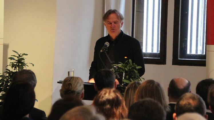 Michael Lerchenberg, Intendant der Luisenburg-Festspiele spricht zu den Zuhörern.  Foto: Jennifer Hauser