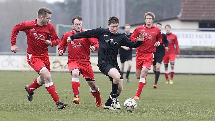 Jan Neundörfer (am Ball) entwischt den Teuchatzern (von links) Simon Distler, Patrick Schendera und Michael Lämmlein.