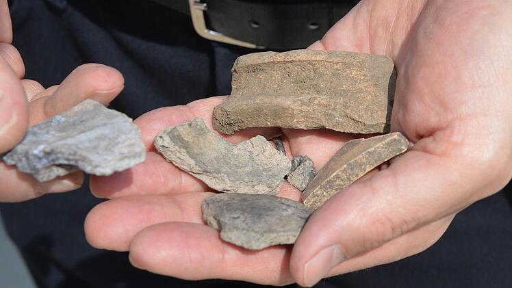 Bei archäologischen Grabungen auf der Brücke fand man diese Scherben aus dem 16. Jahrhundert. Foto: Ronald Rinklef