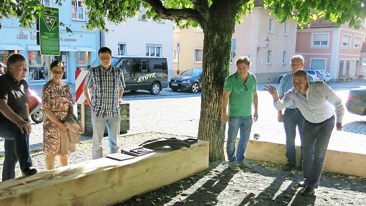Frankreich-Kenner Johannes Krapp hat den Dreh beim Boule raus. Mit den Stadträten eröffnete er die Bahn. Foto: Evi Seeger