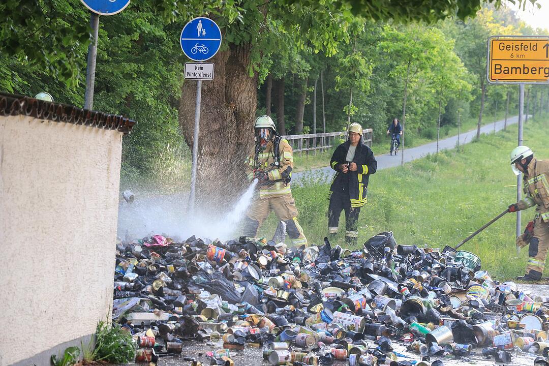 Bamberg: Müll-Laster kippt brennende Ladung aus
