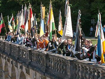 Traditionell ziehen die Fahnenabordnungen der Mitgliedsbünde des CC auf den Arkaden auf. Fotos: Christoph Winter