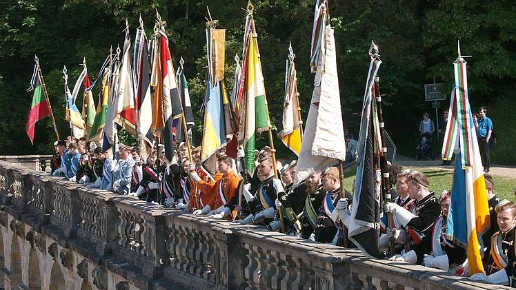 Traditionell ziehen die Fahnenabordnungen der Mitgliedsbünde des CC auf den Arkaden auf. Fotos: Christoph Winter