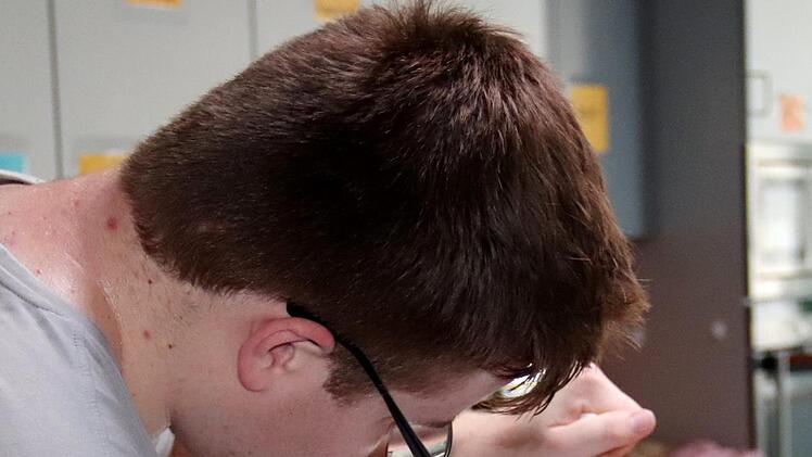 Kai schabt ganz vorsichtig das Deckelwachs ab.   Foto: Johanna Blum