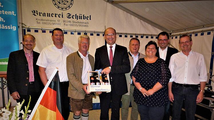 Mit einer "Männer-Handtasche" der Brauerei Schübel wurde Staatsminister Albert Füracker verabschiedet. Von links stellvertretender Landrat Jörg Kunstmann, CSU-Ortsvorsitzender Klaus Witzgall, MdL Ludwig von Lerchenfeld, Staatsminister Albert Füracker, OB und CSU-Kreisvorsitzender Henry Schramm, Andrea Schübel-Münch, MdL Martin Schöffel und Braumeister Jürgen Münch.Werner Reißaus