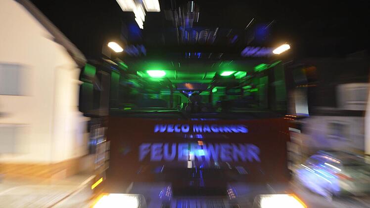 Feuerwehrleute von fünf freiwilligen Feuerwehren rückten am Mittwochabend zu einem Scheunenbrand in Bergrheinfeld aus. Ein Mann wurde bei dem Feuer schwer verletzt. Symbolbild: Ronald Rinklef
