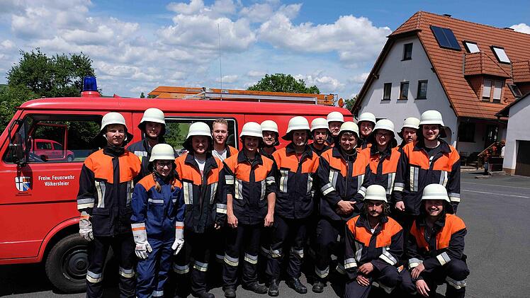 Gewundert haben sich manche Zaungäste darüber, warum die Feuerwehr von Völkersleier ihre Leistungsprüfung am Feuerwehrhaus Wartmannsroth abhielt.Gerd Schaar