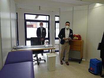 In diesem Bereich werden die Impfungen durchgeführt. Landrat Wilhelm Schneider (rechts) schaute sich die Räume an. Christian Licha