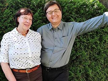 Das evangelische Pfarrer-Ehepaar Christel und Friedrich Mebert freut sich nach fast 40-jährigem Pfarrdienst auf den Ruhestand in Würzburg. Foto: Sigismund von Dobschütz