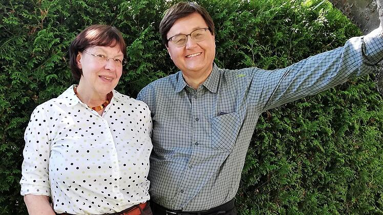 Das evangelische Pfarrer-Ehepaar Christel und Friedrich Mebert freut sich nach fast 40-jährigem Pfarrdienst auf den Ruhestand in Würzburg. Foto: Sigismund von Dobschütz