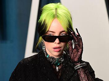 Megastar Billie Eilish gilt als echtes Naturtalent: Schon im Kinderzimmer schrieb sie Songs - heute ist sie vielfache Grammy-Gewinnerin. Doch wer ist die junge Frau hinter dem Ruhm? Die ZDFinfo-Doku "The True Story of Billie Eilish" gewährt Einblicke hinter die Kulissen.