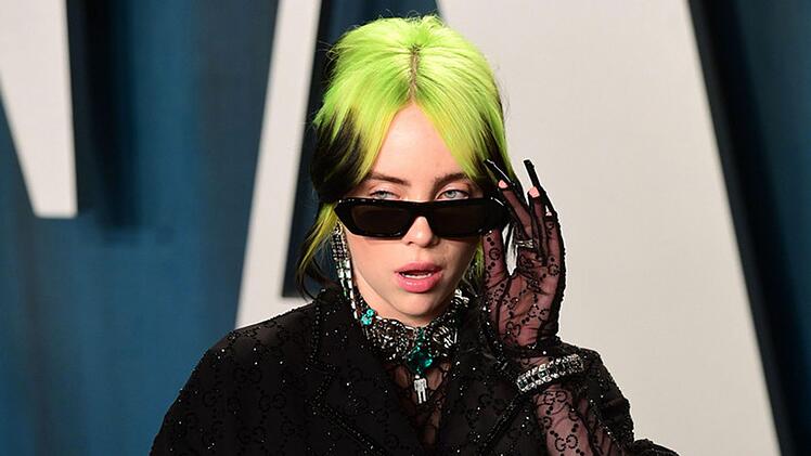Megastar Billie Eilish gilt als echtes Naturtalent: Schon im Kinderzimmer schrieb sie Songs - heute ist sie vielfache Grammy-Gewinnerin. Doch wer ist die junge Frau hinter dem Ruhm? Die ZDFinfo-Doku "The True Story of Billie Eilish" gewährt Einblicke hinter die Kulissen.