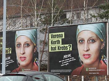 Mit dieser Plakat-Kampagne möchte die Bayerische Krebsgesellschaft provokant auf das Thema Krebs aufmerksam machen: Hilfe aufzusuchen ist keine Schwäche.    Im Klinikum Kulmbach bekommen Patienten und Angehörige Unterstützung, um mit der belastenden Situation besser umzugehen. Seit Januar  wird  ein Psychoonkologischer Dienst angeboten.   Fotos: Vanessa Schneider