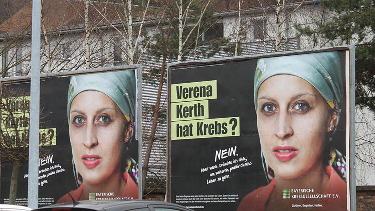 Mit dieser Plakat-Kampagne möchte die Bayerische Krebsgesellschaft provokant auf das Thema Krebs aufmerksam machen: Hilfe aufzusuchen ist keine Schwäche.    Im Klinikum Kulmbach bekommen Patienten und Angehörige Unterstützung, um mit der belastenden Situation besser umzugehen. Seit Januar  wird  ein Psychoonkologischer Dienst angeboten.   Fotos: Vanessa Schneider