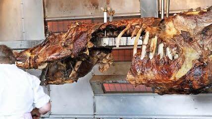 Zum Fest gab es auch einen Ochsen am Spieß