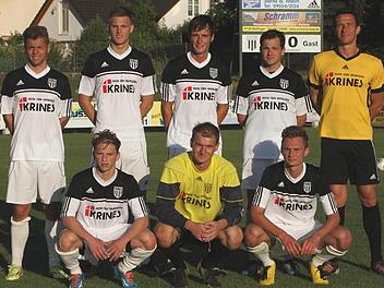 Die Neuzugänge des FC Sand, vordere Reihe von links Sven Wieczorek, Peter Kundmüller und Tobias Krines, hintere Reihe von links Lucas Wirth, Dominic Leim, Peter Heyer, Rene Finnemann und Trainer Bernd Eigner. Es fehlt Josef Pickel.