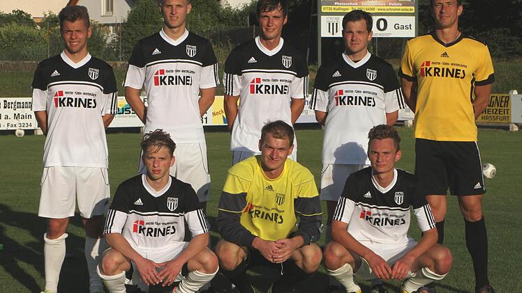 Die Neuzugänge des FC Sand, vordere Reihe von links Sven Wieczorek, Peter Kundmüller und Tobias Krines, hintere Reihe von links Lucas Wirth, Dominic Leim, Peter Heyer, Rene Finnemann und Trainer Bernd Eigner. Es fehlt Josef Pickel.