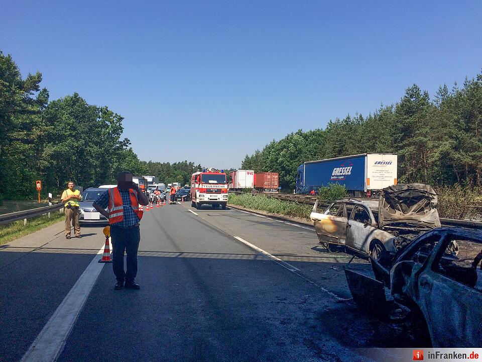 Flammeninferno nach Unfall auf der A73 bei Nürnberg