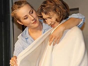 Tochter Hannah (Liza Riemann, links) stößt in der liebevollen Pflege ihrer demenzkranken Mutter (Christine Reitmeier) im Laufe des Stückes "Ich erinnere mich genau" an ihre Grenzen.  Foto: Ramona Popp