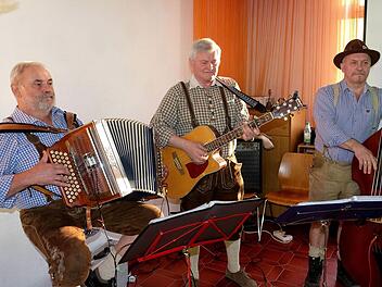 Die Feierabend-Musikanten setzten den musikalischen Rahmen für das Jubiläumsfest des Obst- und Gartenbauvereins. Foto: Gerd Schaar