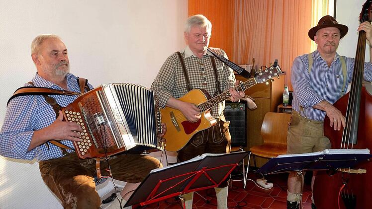 Die Feierabend-Musikanten setzten den musikalischen Rahmen für das Jubiläumsfest des Obst- und Gartenbauvereins. Foto: Gerd Schaar