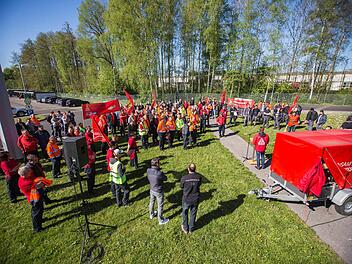 Am Vormittag versammelten sich gewerkschaftlich organisierte Mitarbeiter der Firma Bosch-Rexroth vor den Werkstoren in Augsfeld. Sie trugen den Warnstreik mit und unterstützen die IG Metall. Fotos: René Ruprecht