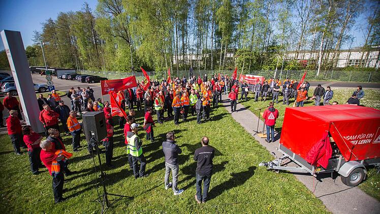 Am Vormittag versammelten sich gewerkschaftlich organisierte Mitarbeiter der Firma Bosch-Rexroth vor den Werkstoren in Augsfeld. Sie trugen den Warnstreik mit und unterstützen die IG Metall. Fotos: René Ruprecht