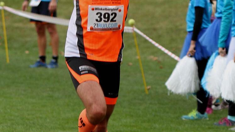 Der Sieger des Hauptlaufes, Sven Starklauf, beim Zieleinlauf