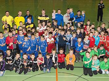 Pokale f&uuml;r alle Mannschaften und Medaillen f&uuml;r die Spieler gab es gestern beim Turnier der F-Junioren am Kronacher Schulzentrum. Fotos: Heinrich Wei&szlig;