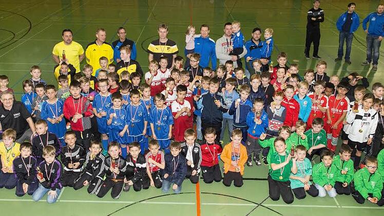 Pokale f&uuml;r alle Mannschaften und Medaillen f&uuml;r die Spieler gab es gestern beim Turnier der F-Junioren am Kronacher Schulzentrum. Fotos: Heinrich Wei&szlig;