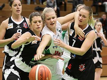 Noch jung an Jahren, aber schon ganz stark in der 2. Liga unterwegs: Magdalena Landwehr von der DJK Brose Bamberg (Zweite v.&nbsp;r.) Foto: sportpress