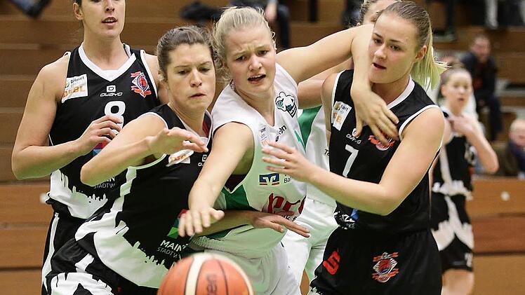 Noch jung an Jahren, aber schon ganz stark in der 2. Liga unterwegs: Magdalena Landwehr von der DJK Brose Bamberg (Zweite v.&nbsp;r.) Foto: sportpress