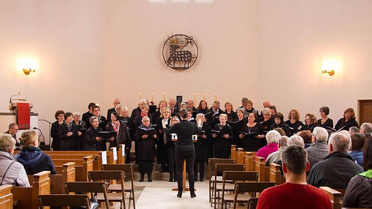 der evangelische Kirchenchor Cantabile und der katholische Laurentius-Chor singen zusammen das Abschlusslied. Foto: Jule Müller