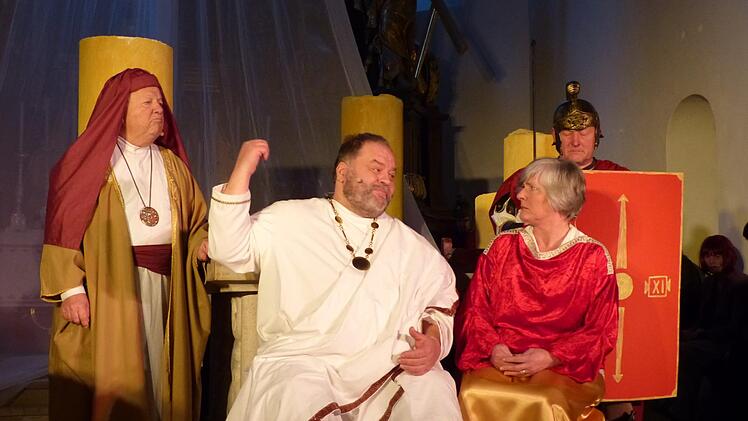 Hoherpriester (Peter Ott), Pilatus (Peter Lorz), dessen Frau (Edith Jager) und die Palastwache