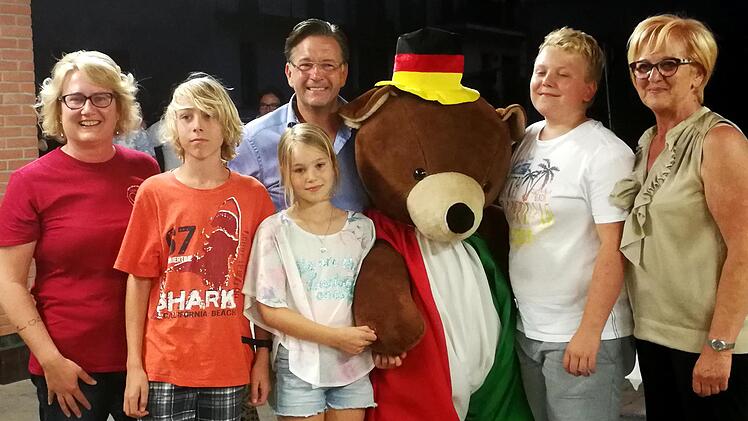 Der Bär Bruno war die Attraktion, von links: Rosanna Casartelli, Frederik, Carla , Bürgermeister Karsten  Fischkal, Bruno, Julius und Rita Lambrughi  Foto: Johanna Blum