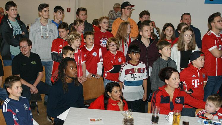 Fußballstar Renato Sanches machte die vielen jungen Fans mit Autogrammen und Selfies glücklich. Er durfte sich in das Goldene Buch Neukenroths eintragen und musste jede Menge Fragen beantworten. Foto: Joachim Beez