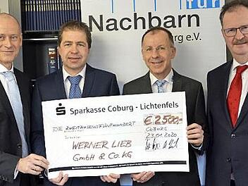 Einen Scheck in Höhe von 2500 Euro übergaben die Geschäftsführer des Rödentaler Familienunternehmens Werner Lieb KG an "Hilfe für Nachbarn Coburg" (von links): Jürgen Müller, Michael und Steffen Lieb sowie Martin Faber.  Foto: Wolfger