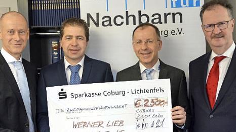 Einen Scheck in Höhe von 2500 Euro übergaben die Geschäftsführer des Rödentaler Familienunternehmens Werner Lieb KG an "Hilfe für Nachbarn Coburg" (von links): Jürgen Müller, Michael und Steffen Lieb sowie Martin Faber.  Foto: Wolfger